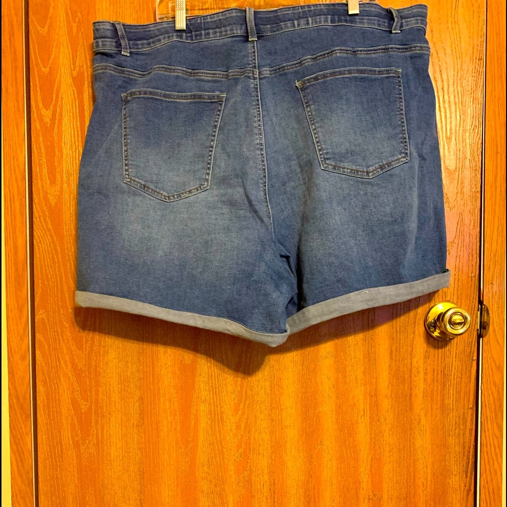 Avenue Plus Size 26/28 Denim Jean Shorts NWOT - Picture 2 of 3